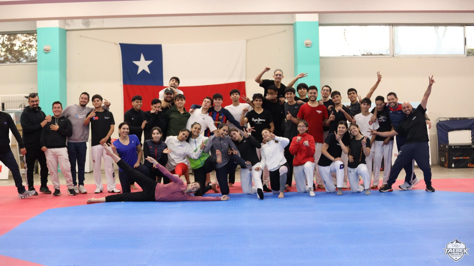 Deportistas de Taebek participan en el entrenamiento Sparring junto a la selección adulta de Taekwondo